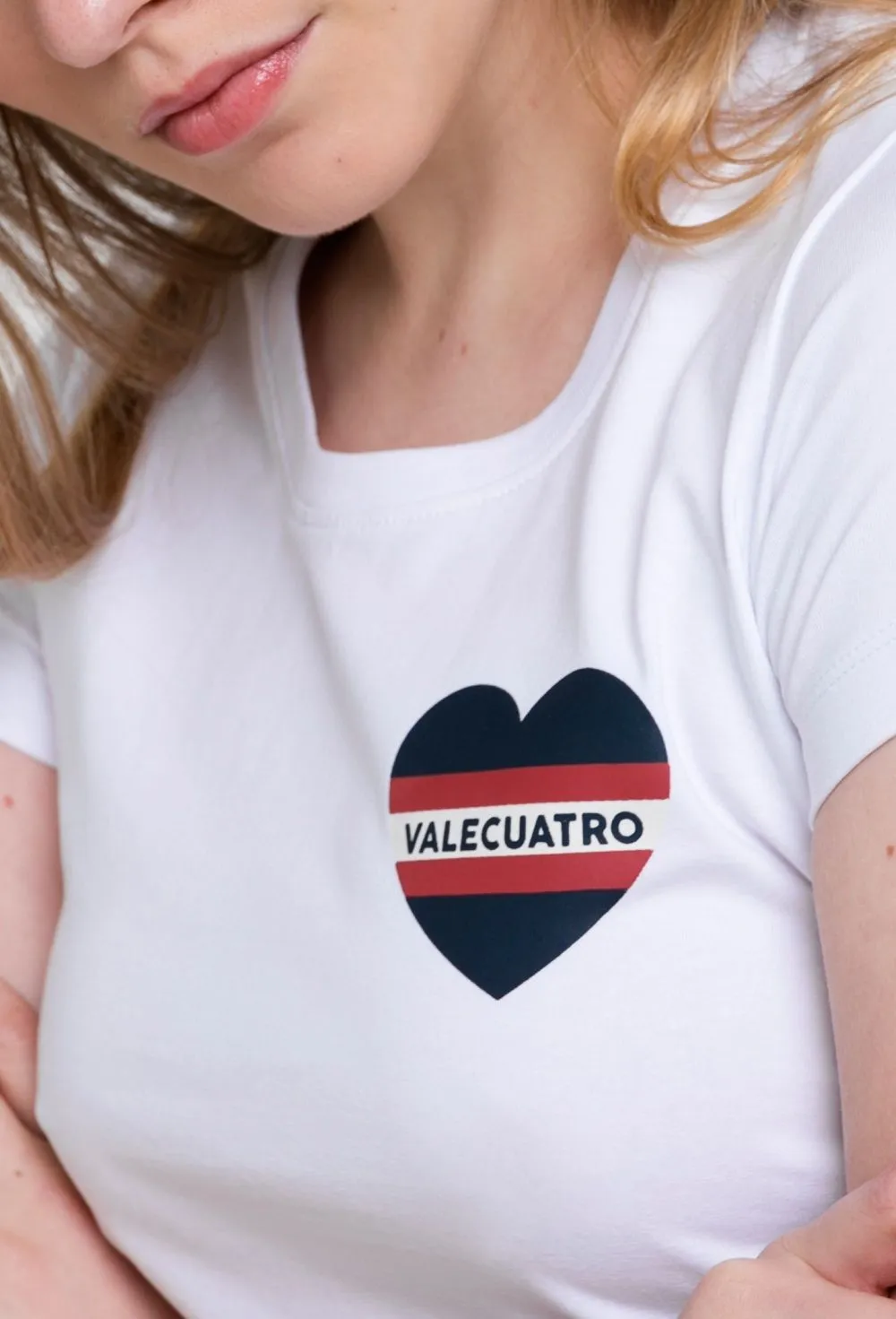 Camiseta blanca modelo corazón