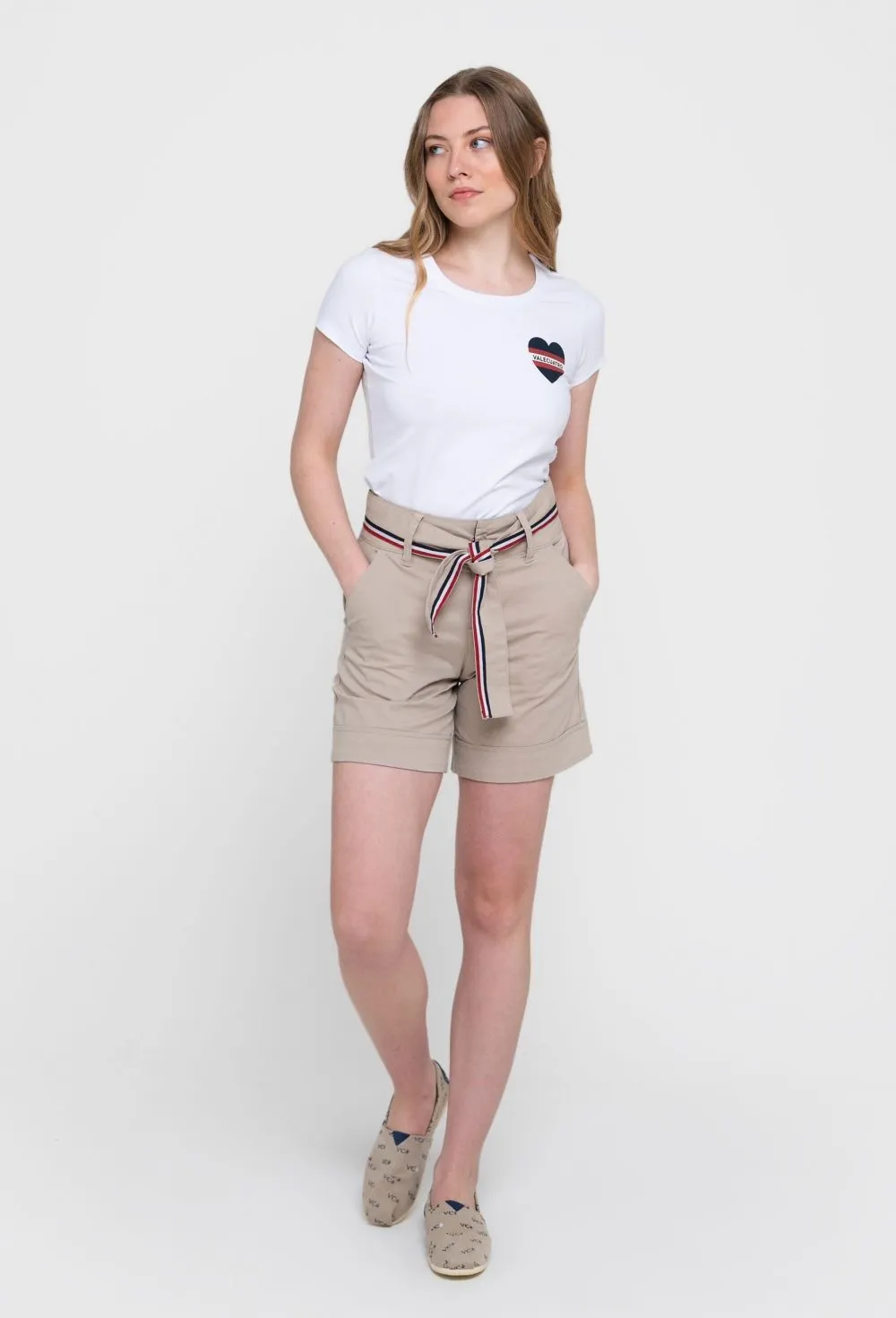 Camiseta blanca modelo corazón