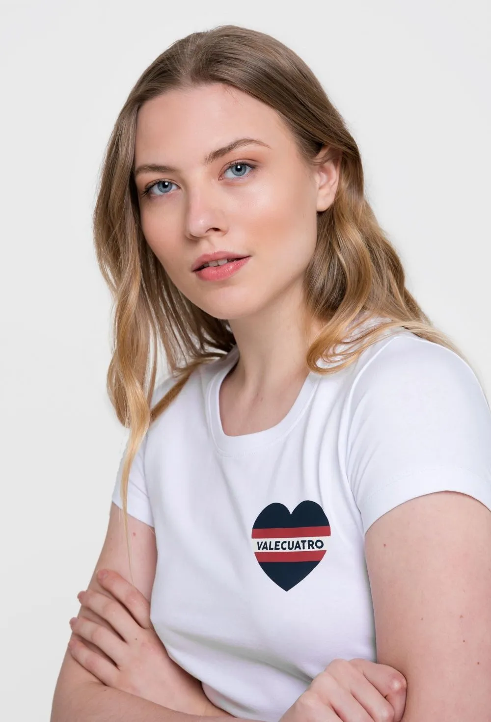 Camiseta blanca modelo corazón