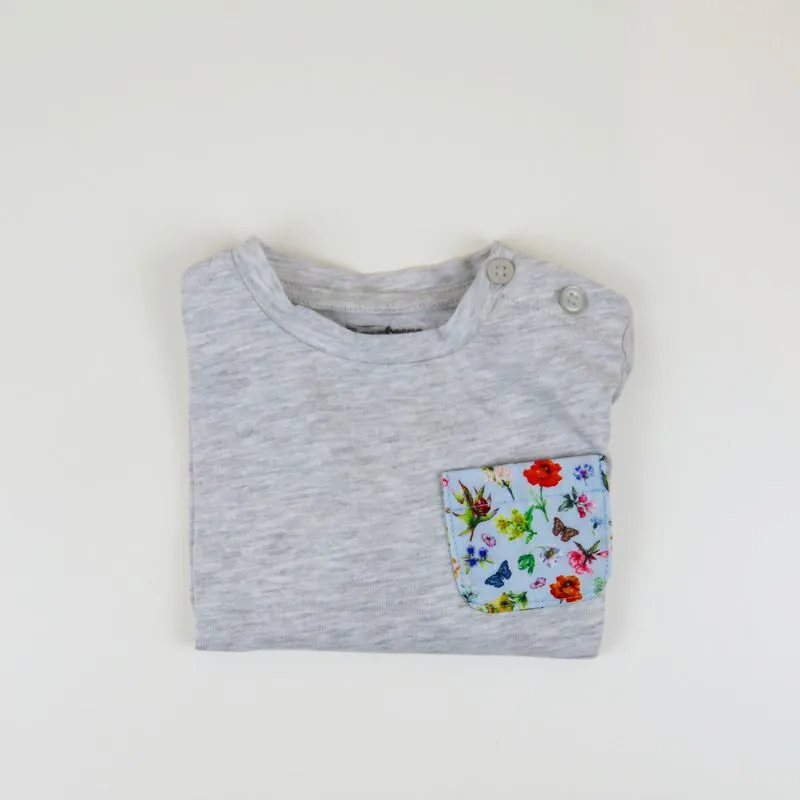 Camiseta con bolsillo estampado flowerly
