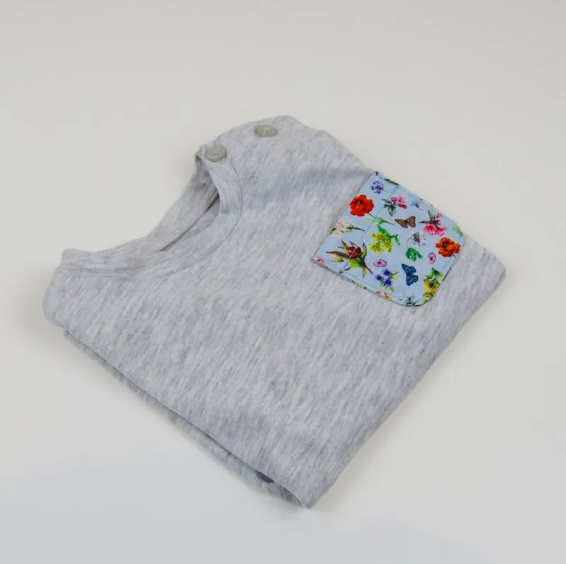 Camiseta con bolsillo estampado flowerly