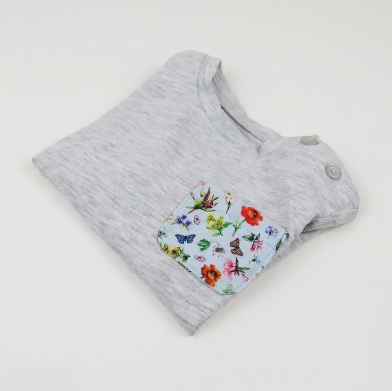 Camiseta con bolsillo estampado flowerly