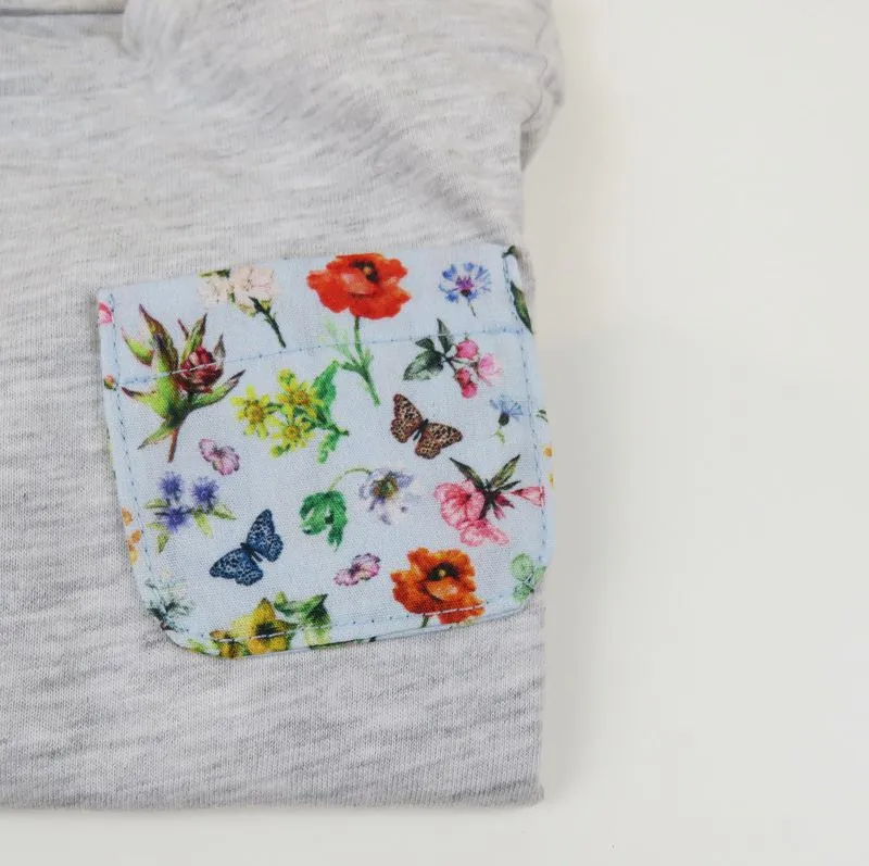 Camiseta con bolsillo estampado flowerly