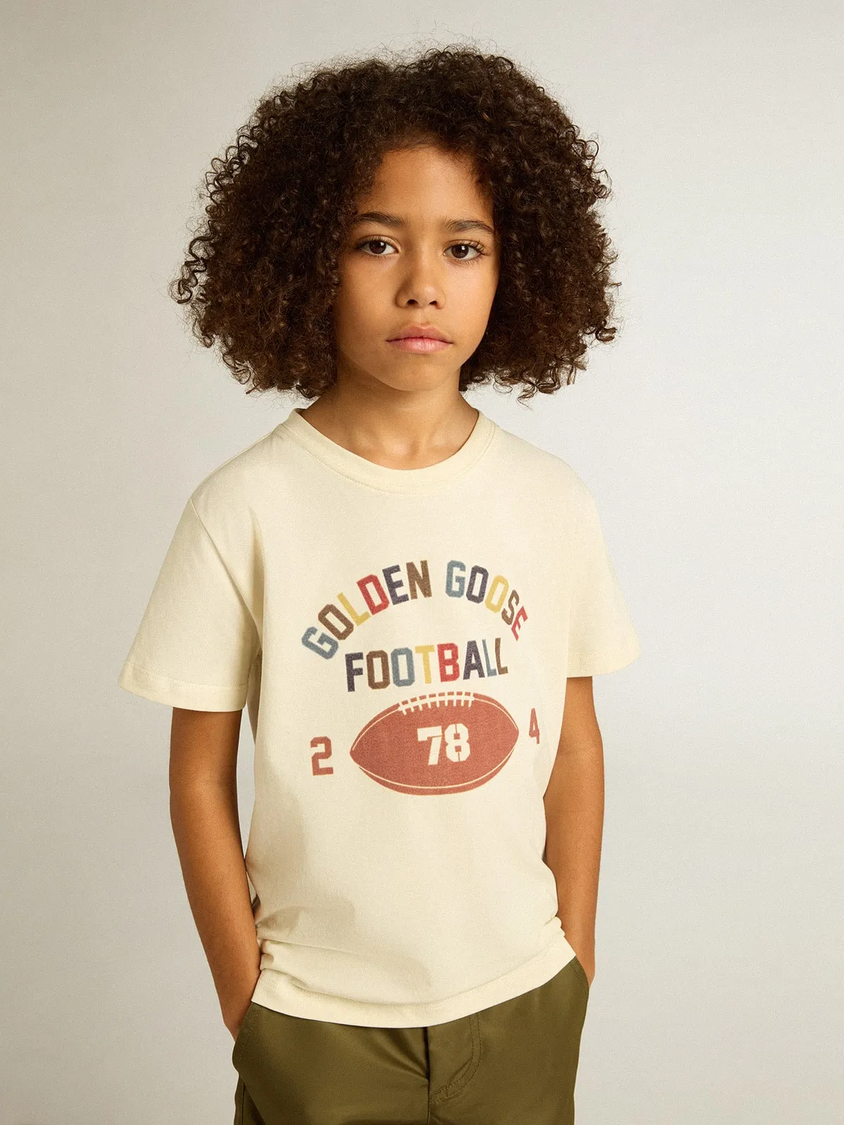 Camiseta de niño color blanco envejecido con mensaje multicolor