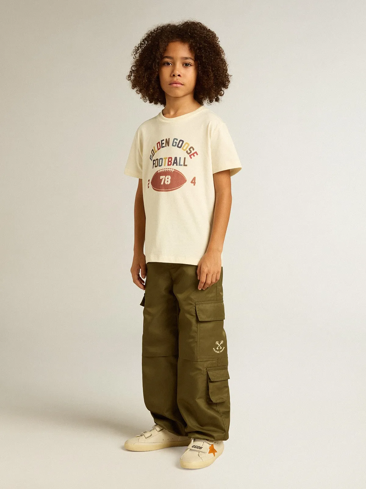 Camiseta de niño color blanco envejecido con mensaje multicolor