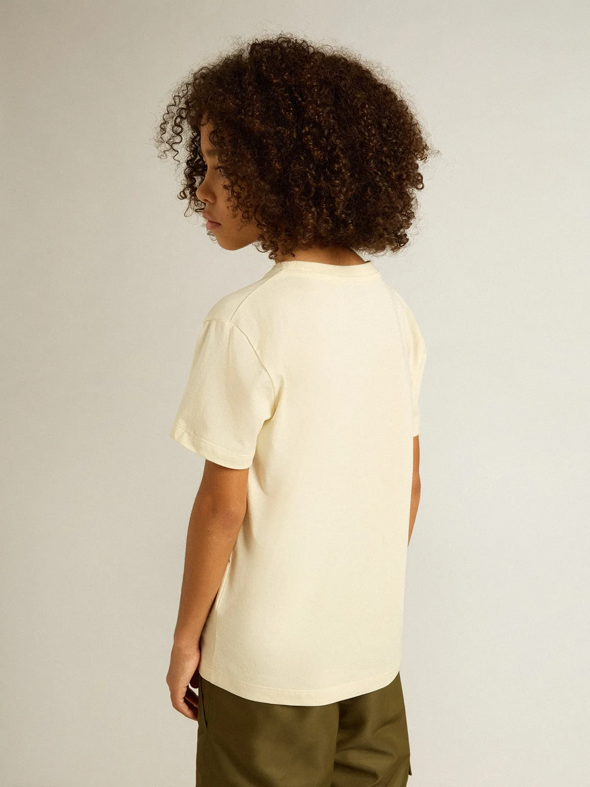Camiseta de niño color blanco envejecido con mensaje multicolor