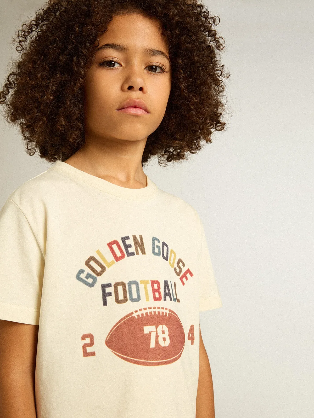 Camiseta de niño color blanco envejecido con mensaje multicolor