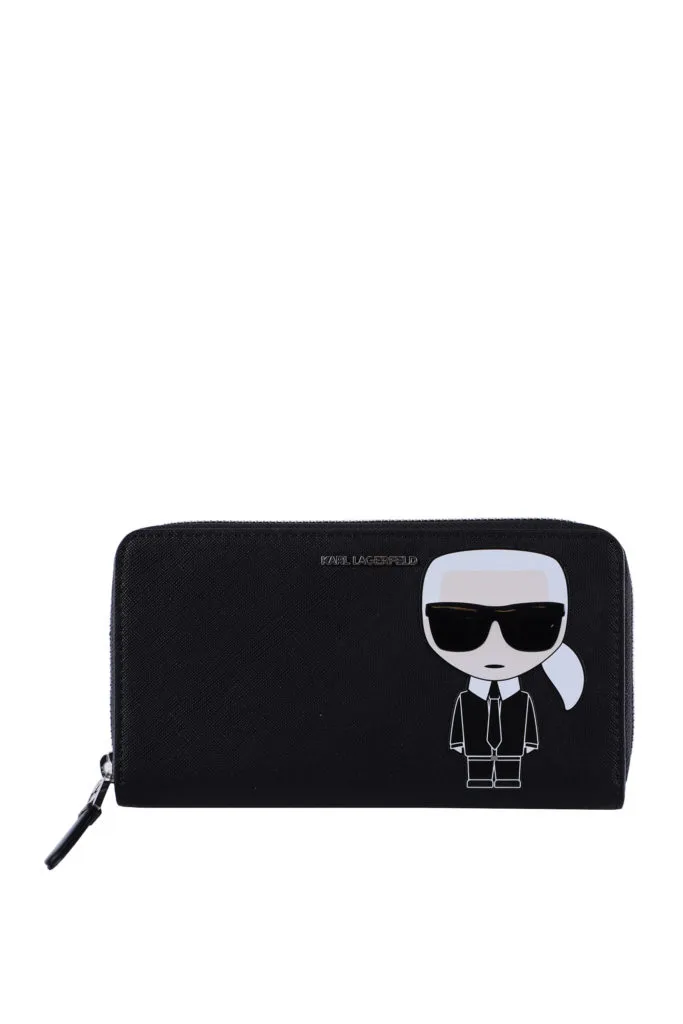 Cartera negra con cremallera y logo de la marca