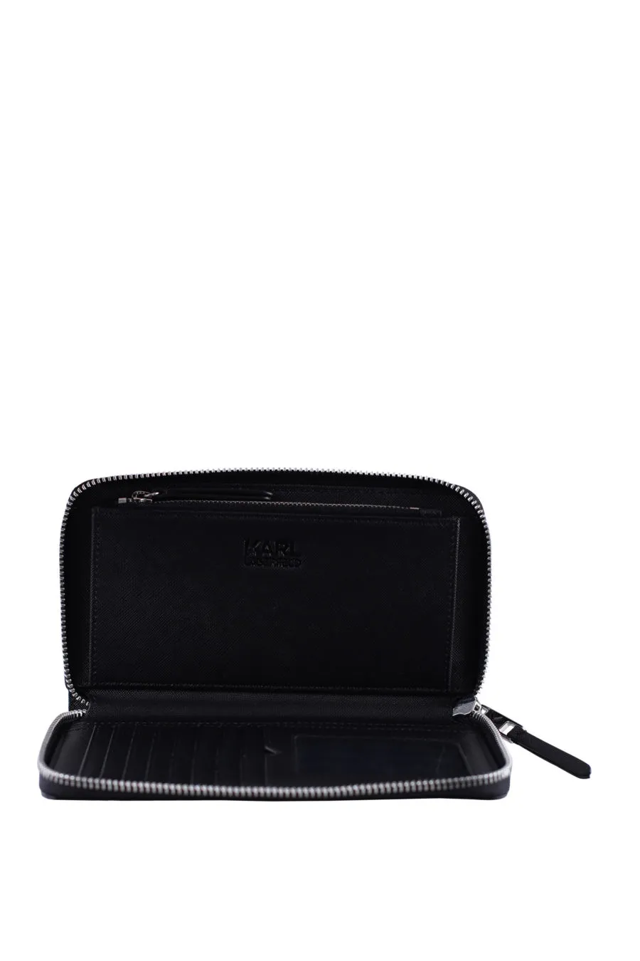 Cartera negra con cremallera y logo de la marca