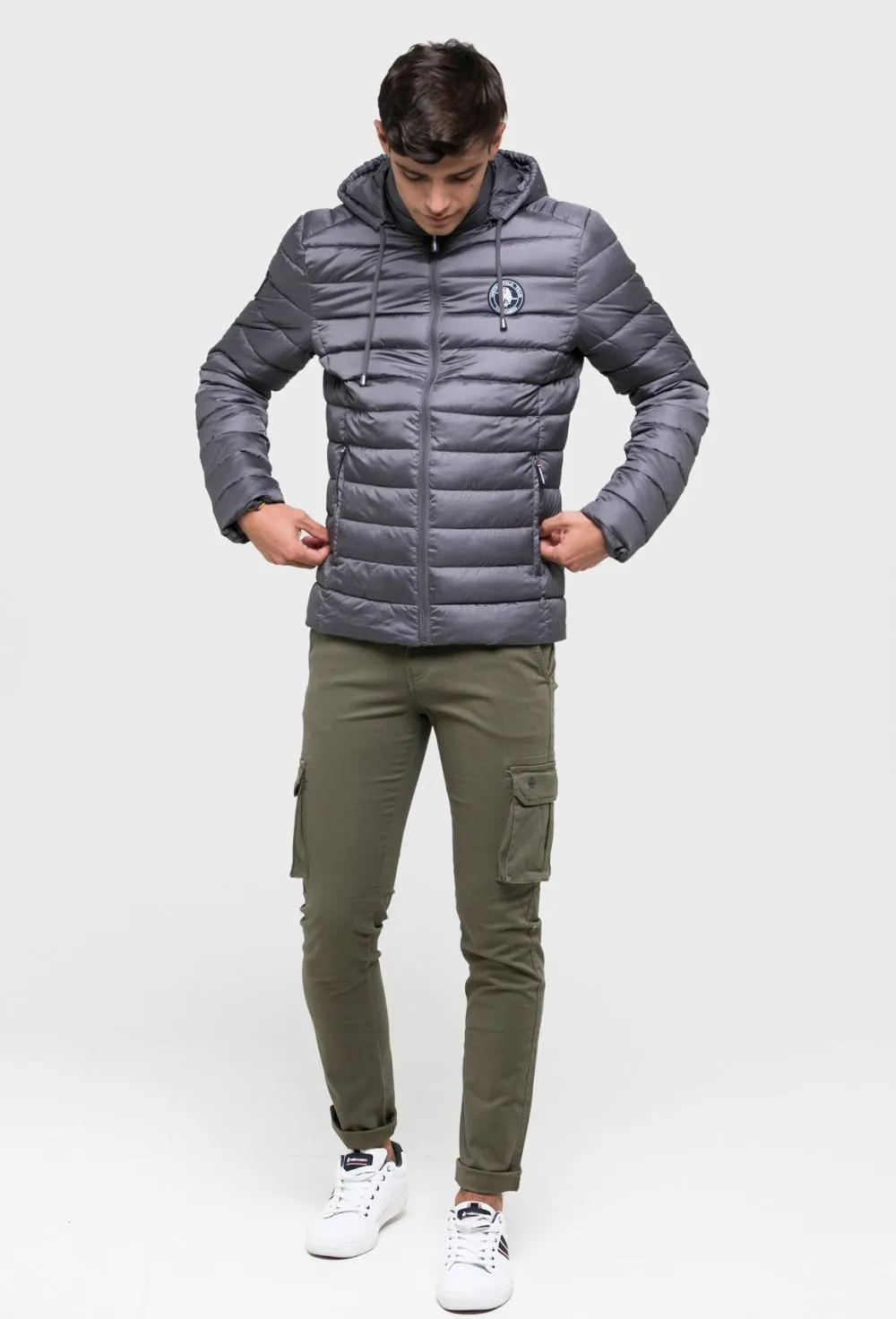 Chaqueta acolchada modelo escudo gris