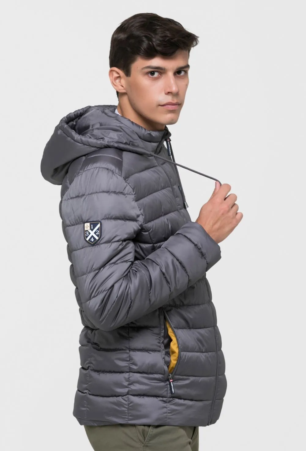 Chaqueta acolchada modelo escudo gris