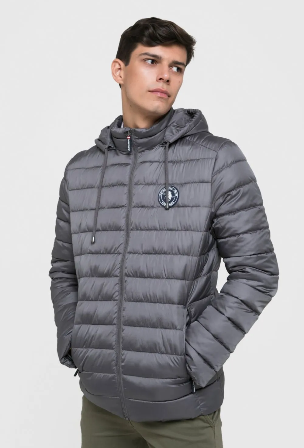 Chaqueta acolchada modelo escudo gris