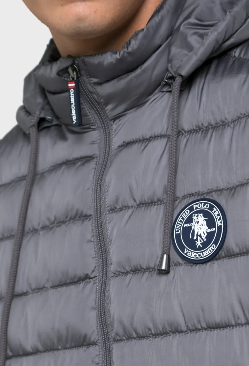 Chaqueta acolchada modelo escudo gris