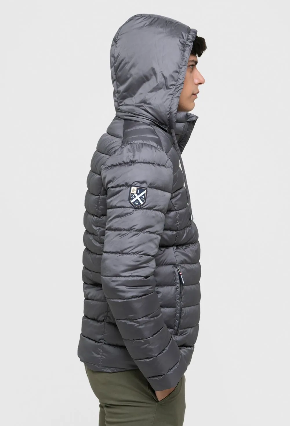 Chaqueta acolchada modelo escudo gris