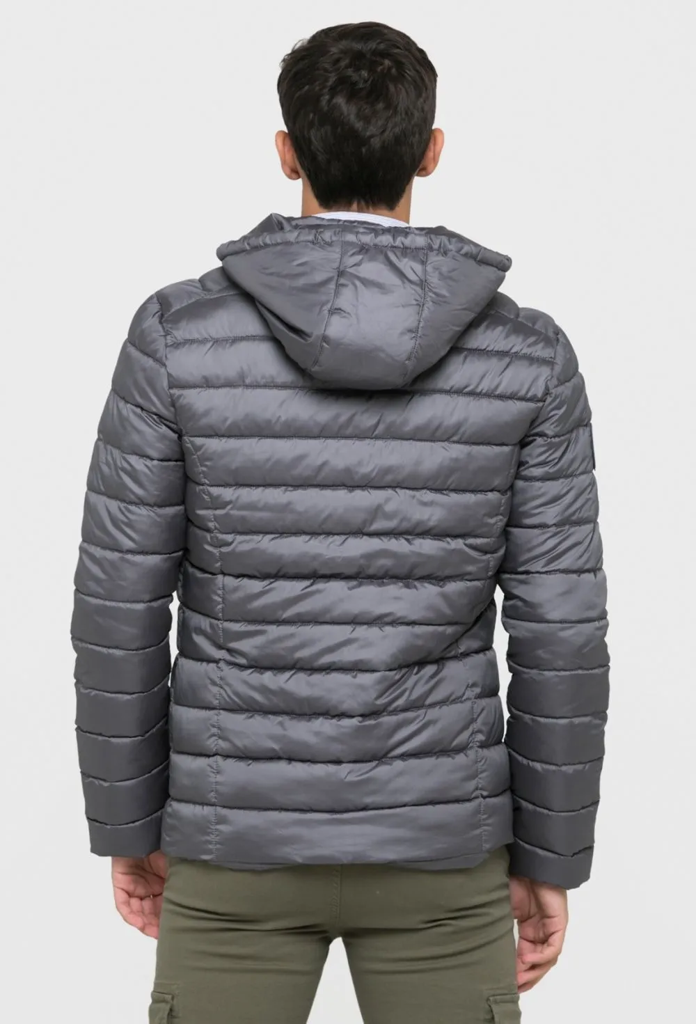 Chaqueta acolchada modelo escudo gris