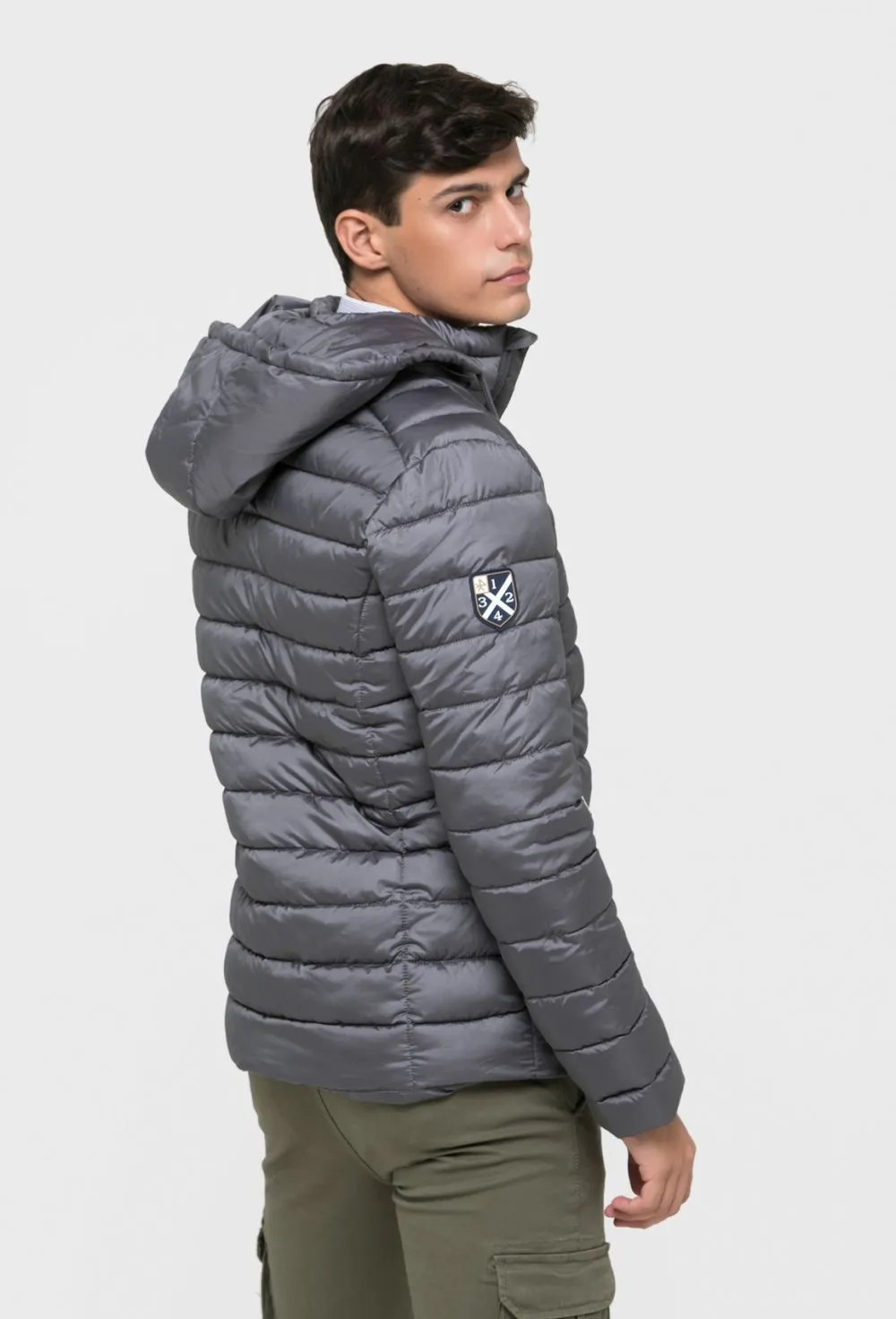 Chaqueta acolchada modelo escudo gris