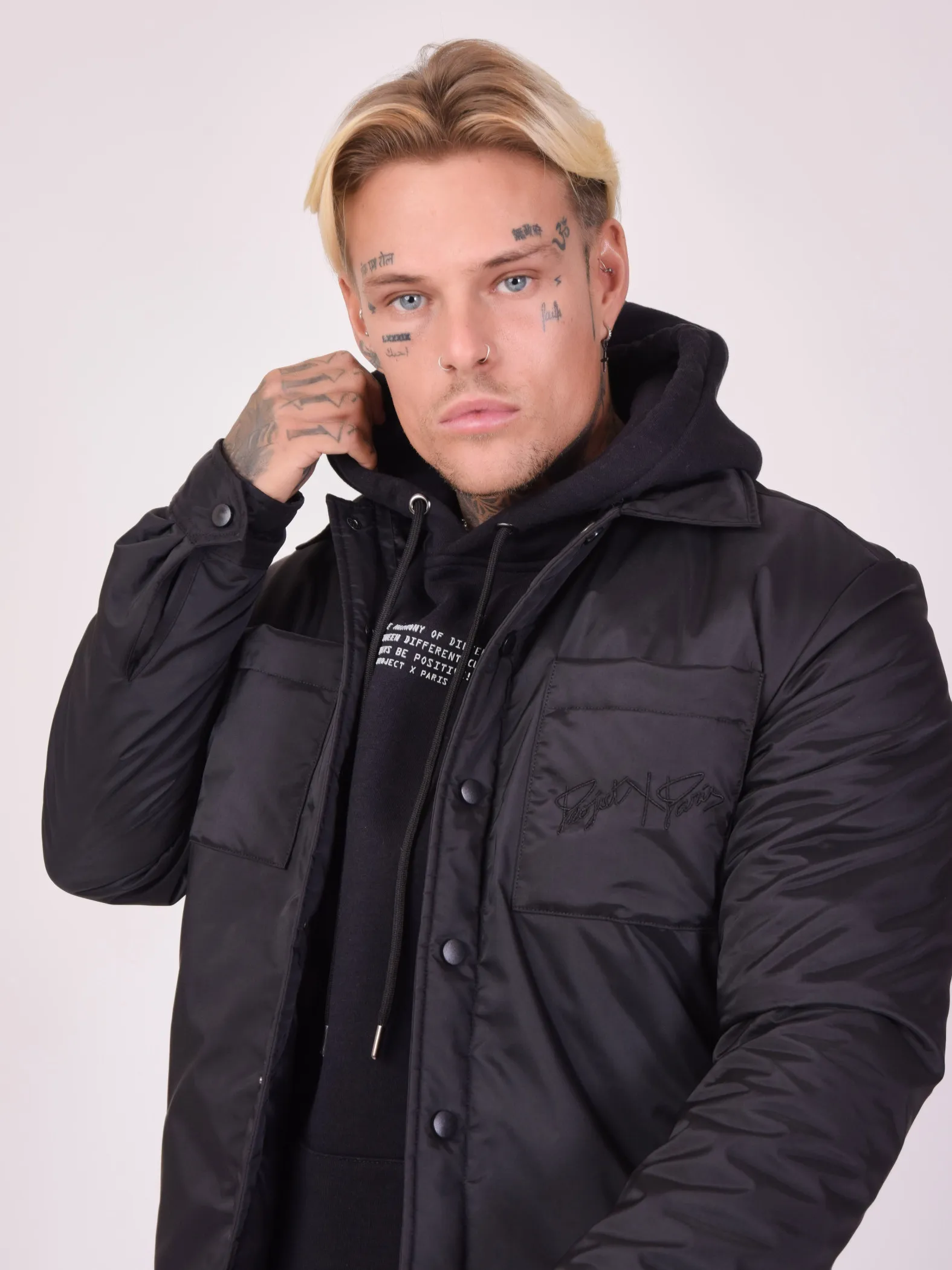 Chaqueta básica con bolsillos