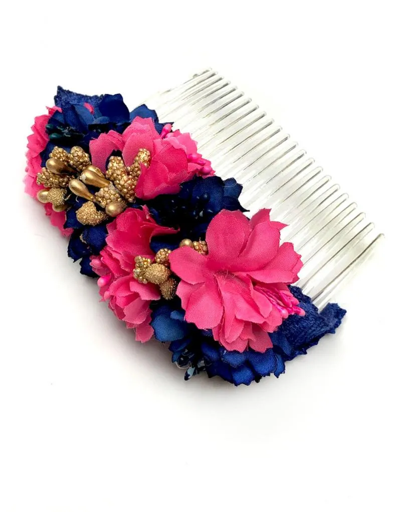 PEINAS BODA CON FLORES FUCSIAS Y AZULES BONITA COMPOSICION