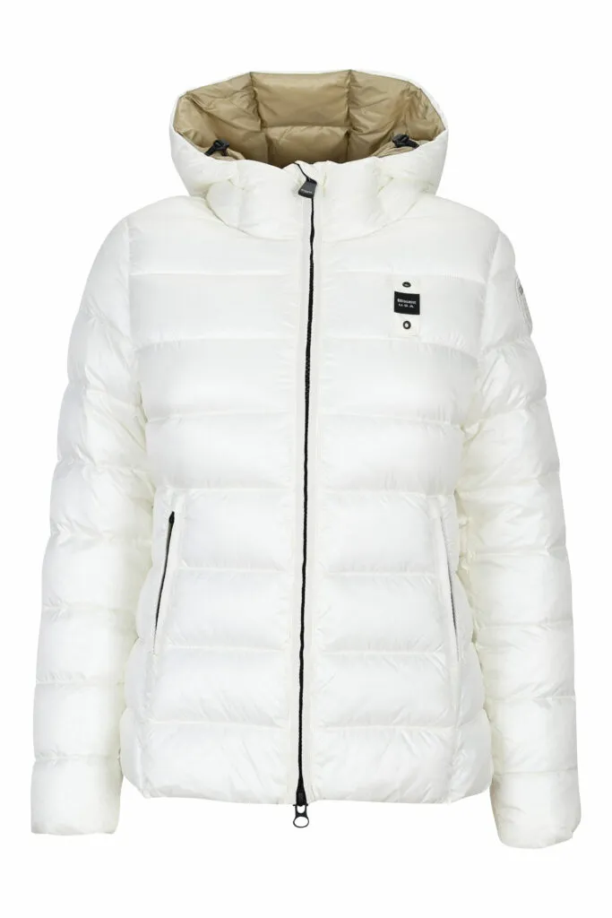Plumífero blanco de lineas rectas con capucha e interior beige con logo parche