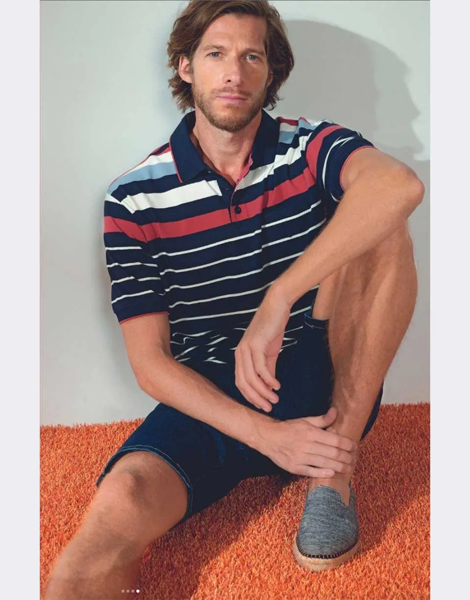 Polo hombre punto piqué manga corta, azul marino con rayas blancas y en la parte pecho rayas combinadas en blanco, celeste y gra