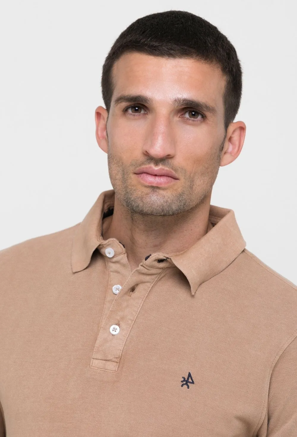 Polo manga larga modelo vintage marrón