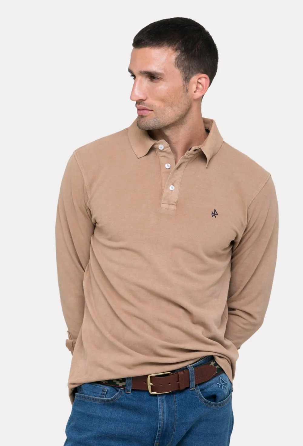 Polo manga larga modelo vintage marrón