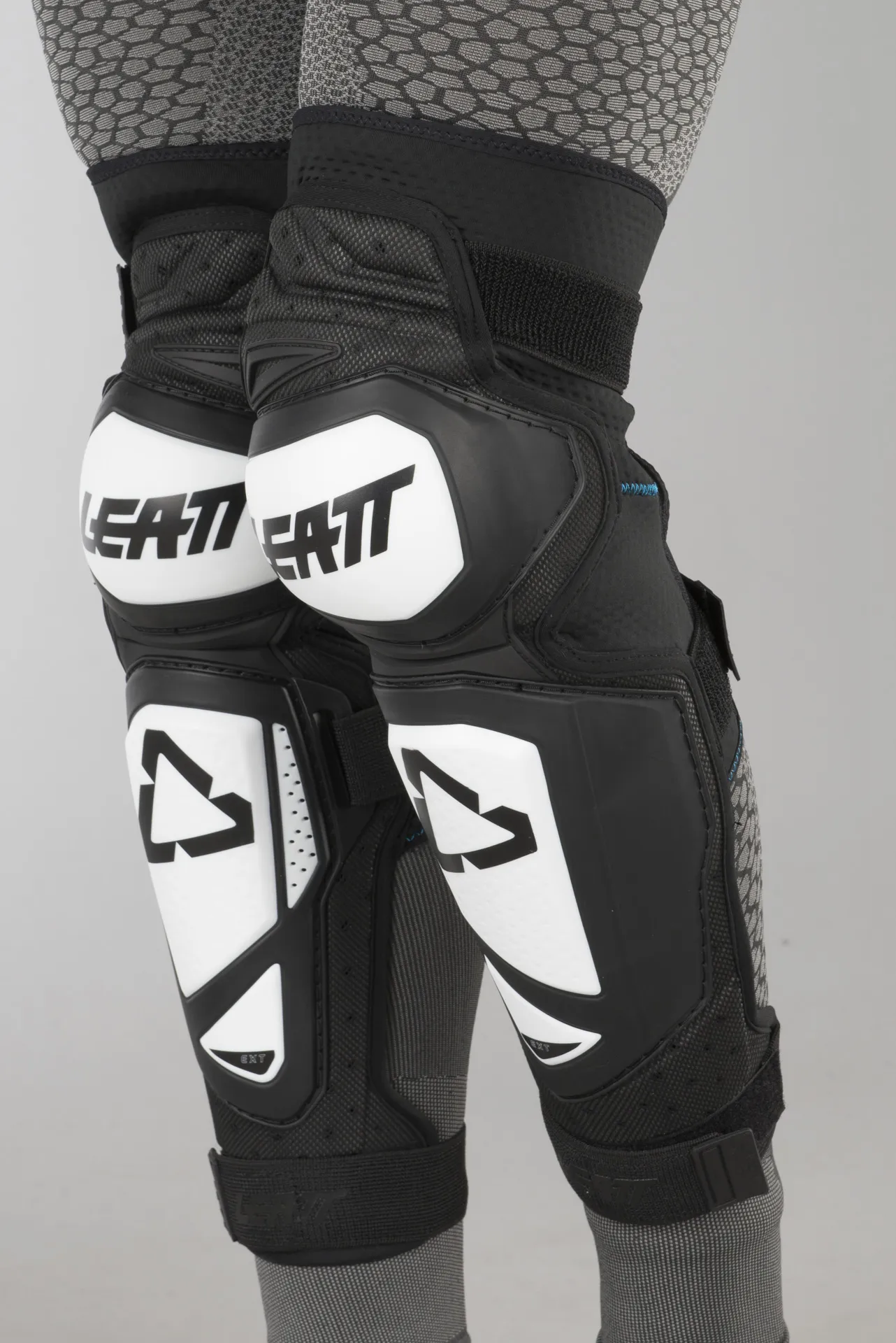 RODILLERAS LEATT EXT BLANCONEGRO