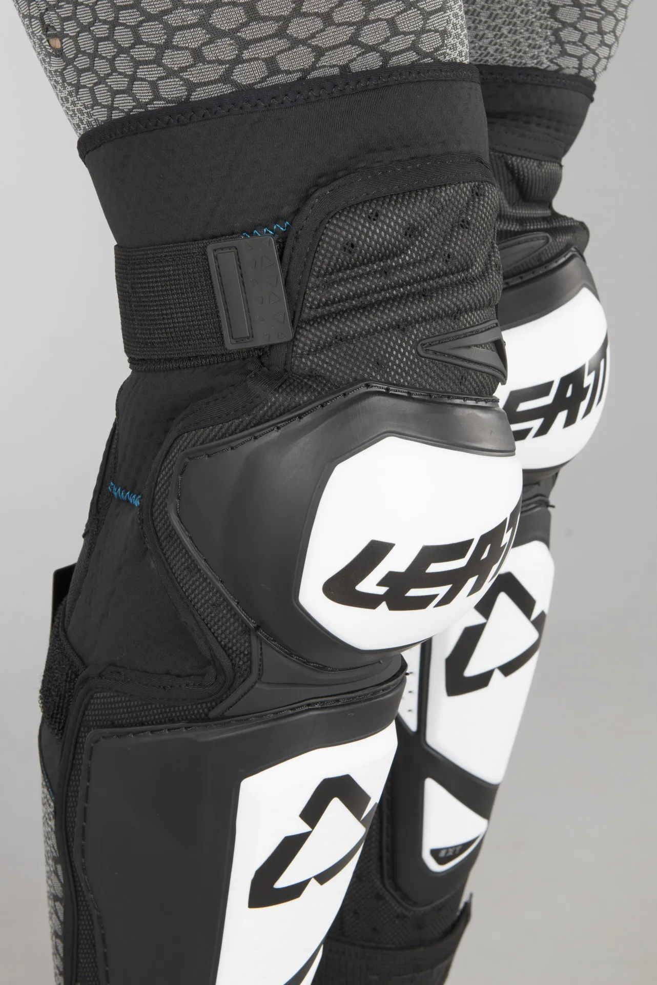 RODILLERAS LEATT EXT BLANCONEGRO