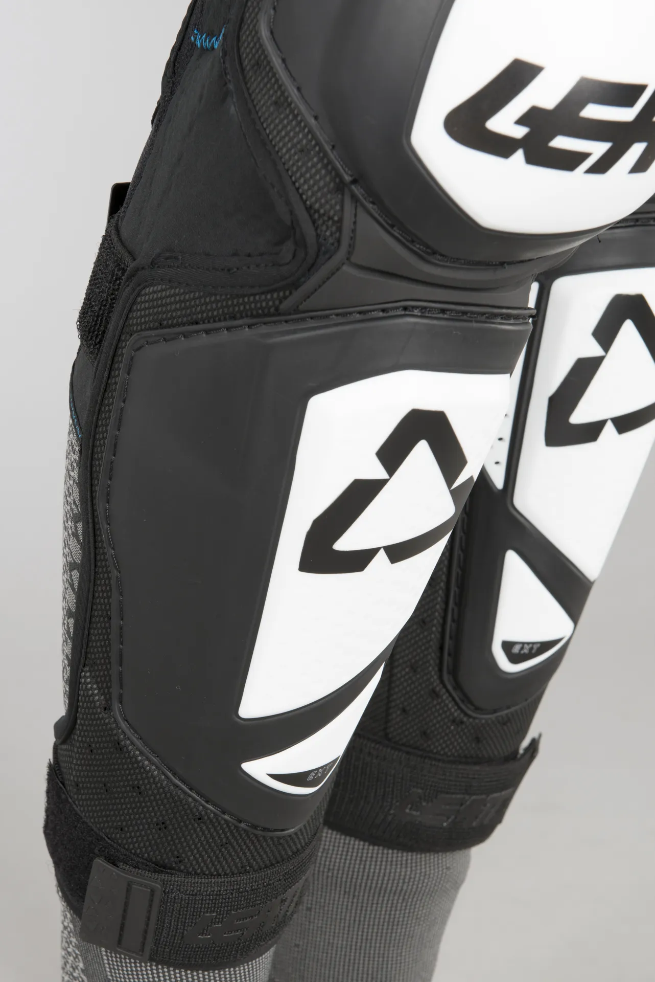 RODILLERAS LEATT EXT BLANCONEGRO