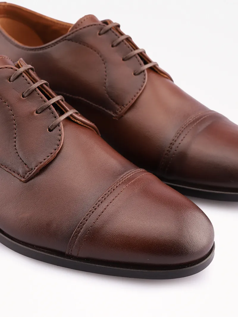 SAPATO DERBY TOSCANINI EM PELE COM CAP TOE