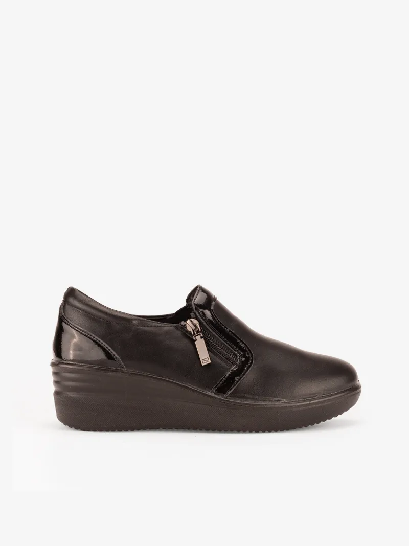 SAPATO SLIP ON DE ELÁSTICOS COMBINADO COM SOLA EM CUNHA DE CONFORTO