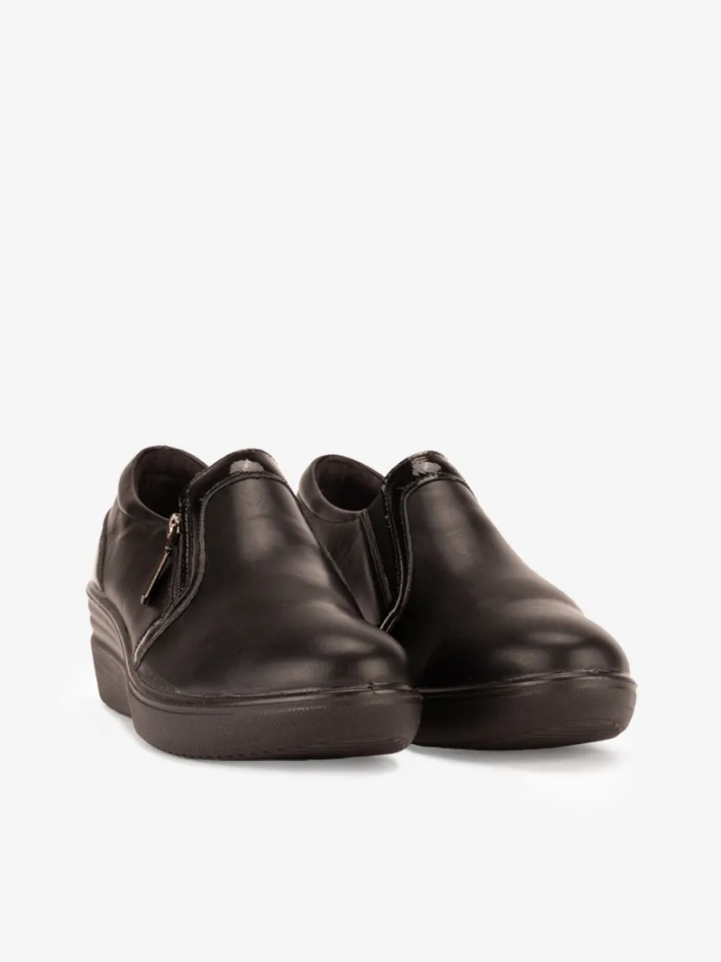 SAPATO SLIP ON DE ELÁSTICOS COMBINADO COM SOLA EM CUNHA DE CONFORTO