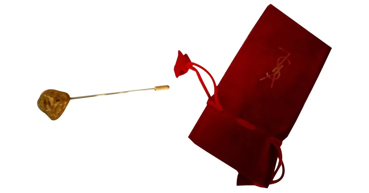 Yves Saint Laurent Alfileres y broches Dorado 