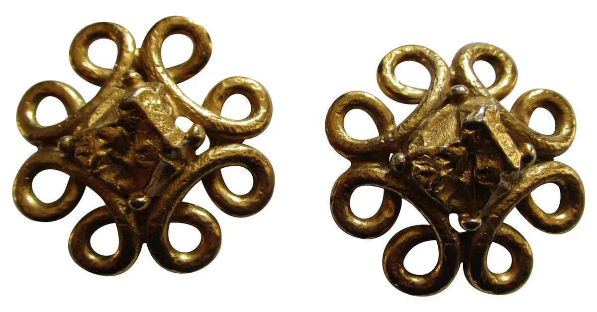 Yves Saint Laurent Clips barrocos. Dorado 