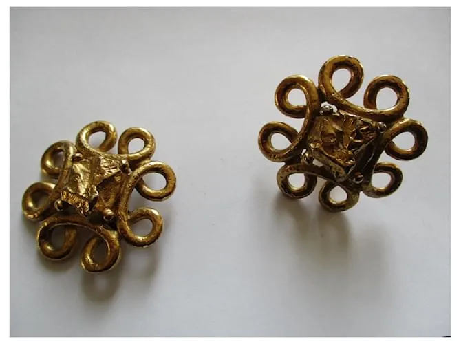Yves Saint Laurent Clips barrocos. Dorado 
