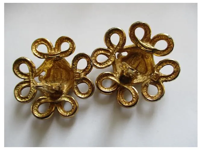 Yves Saint Laurent Clips barrocos. Dorado 