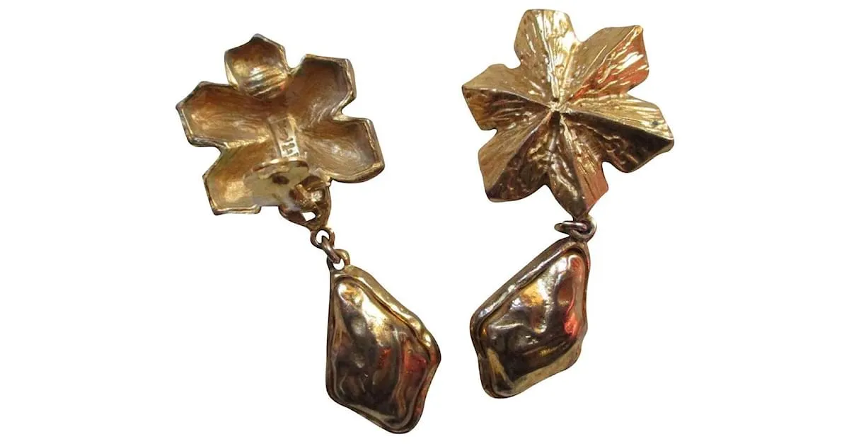 Yves Saint Laurent clips dorados, barroco. 