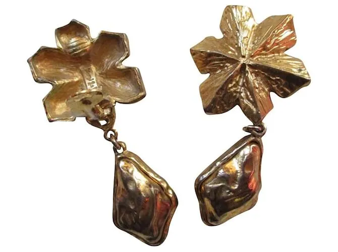 Yves Saint Laurent clips dorados, barroco. 