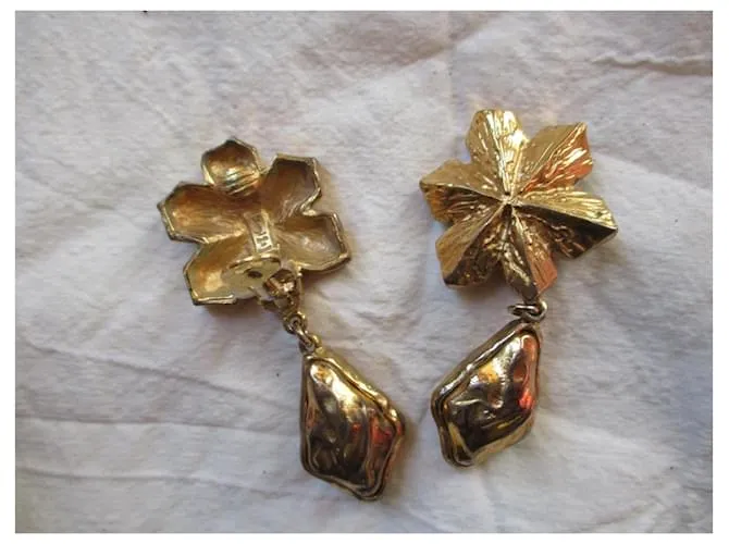 Yves Saint Laurent clips dorados, barroco. 
