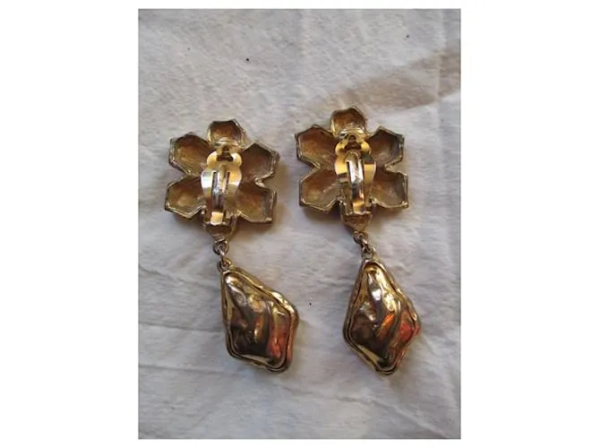 Yves Saint Laurent clips dorados, barroco. 