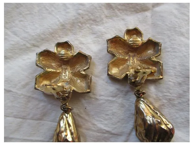 Yves Saint Laurent clips dorados, barroco. 