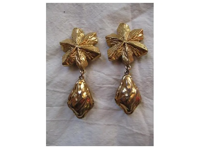 Yves Saint Laurent clips dorados, barroco. 